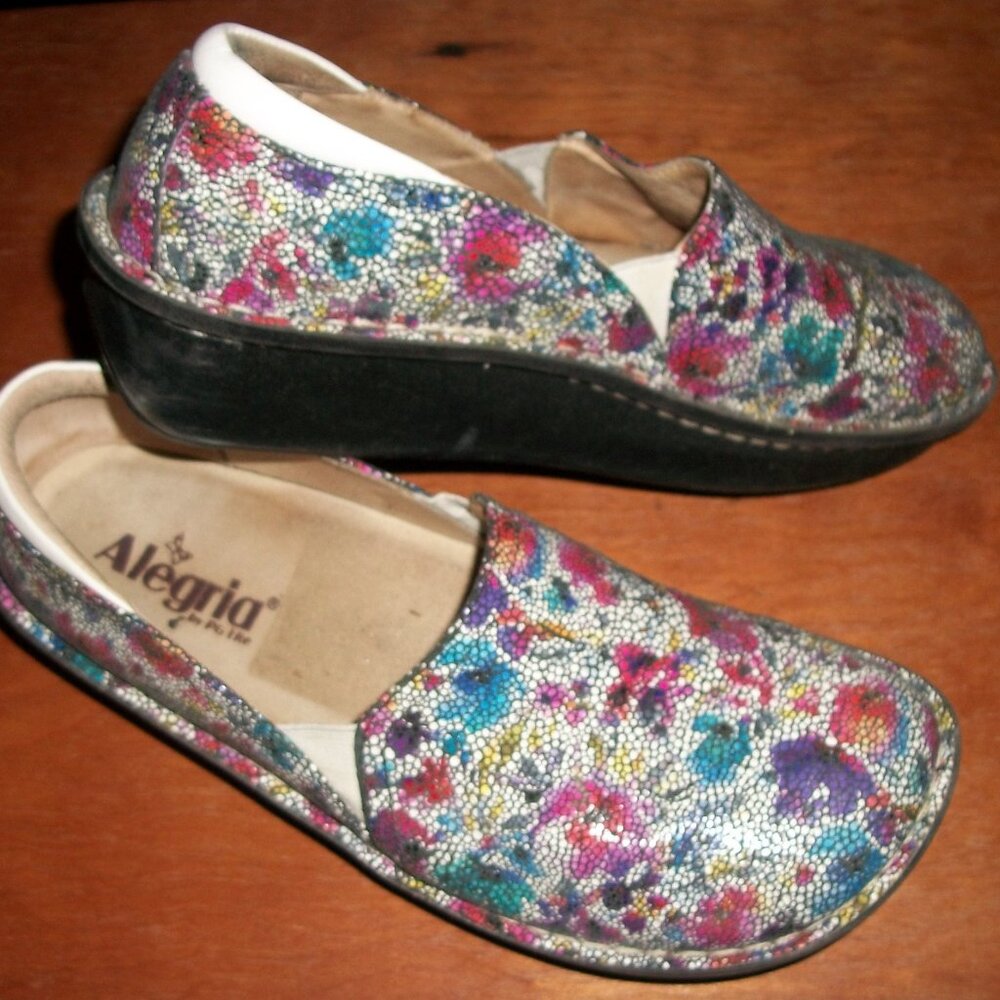 ALEGRIA DEB BLISSFUL MOSAIC Nurse CLOGS EU39 WM9 READ FLORAL RED/ BLUE VGUC